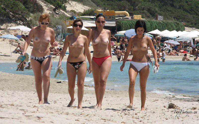 Дамочки отдыхают топлес на общественном пляже 18 фотография
