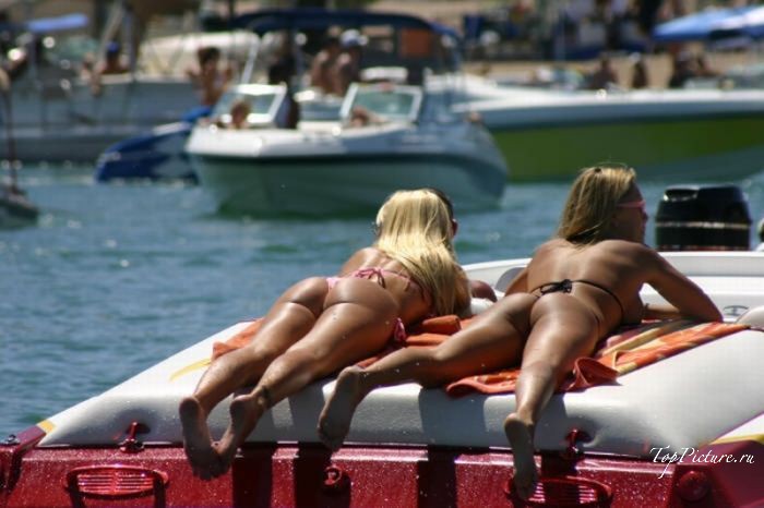 Девушки в купальниках гуляют на вечеринке в заливе 15 фотография