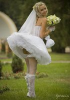 Невесты показывают что у них под юбкой свадебного платья 1 фотография