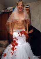 Невесты показывают что у них под юбкой свадебного платья 3 фотография