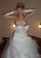 Невесты показывают что у них под юбкой свадебного платья 4 фотография