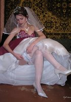 Невесты показывают что у них под юбкой свадебного платья 7 фотография