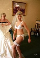 Невесты показывают что у них под юбкой свадебного платья 8 фото