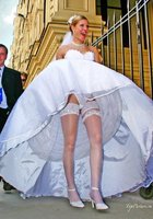 Невесты показывают что у них под юбкой свадебного платья 10 фотография