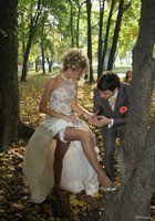 Невесты показывают что у них под юбкой свадебного платья 11 фото