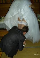 Невесты показывают что у них под юбкой свадебного платья 12 фотография