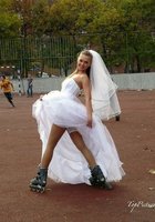 Невесты показывают что у них под юбкой свадебного платья 14 фотография