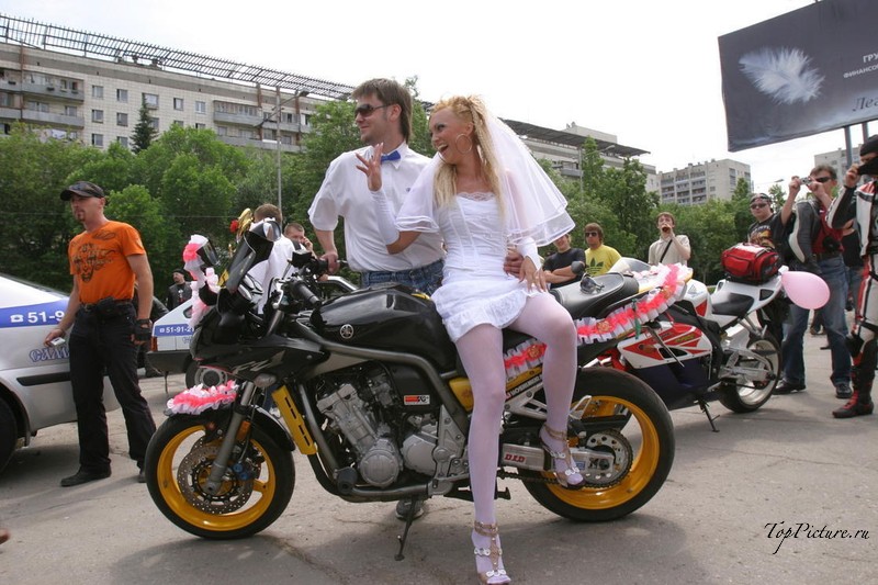 Невесты показывают что у них под юбкой свадебного платья 2 фотография