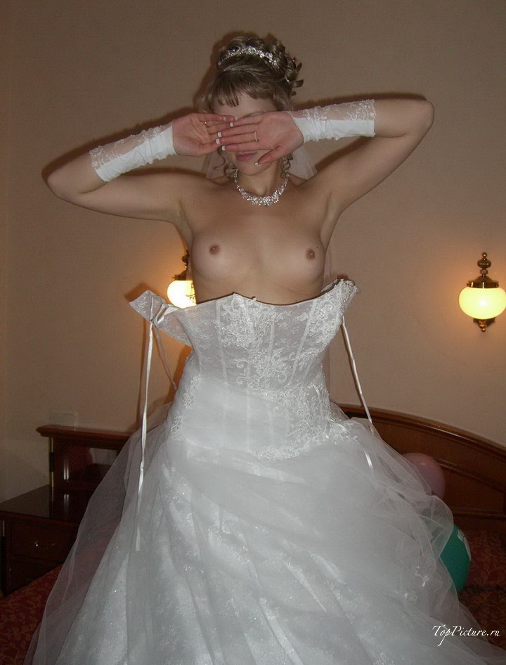 Невесты показывают что у них под юбкой свадебного платья 4 фотография
