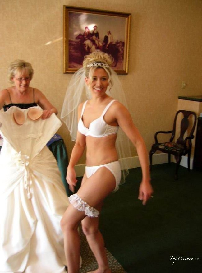 Невесты показывают что у них под юбкой свадебного платья 8 фотография