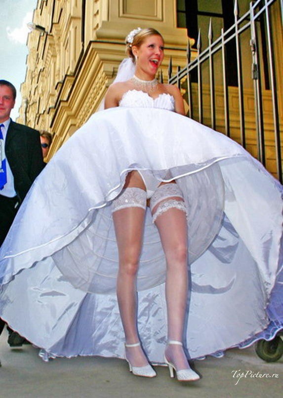 Невесты показывают что у них под юбкой свадебного платья 10 фотография