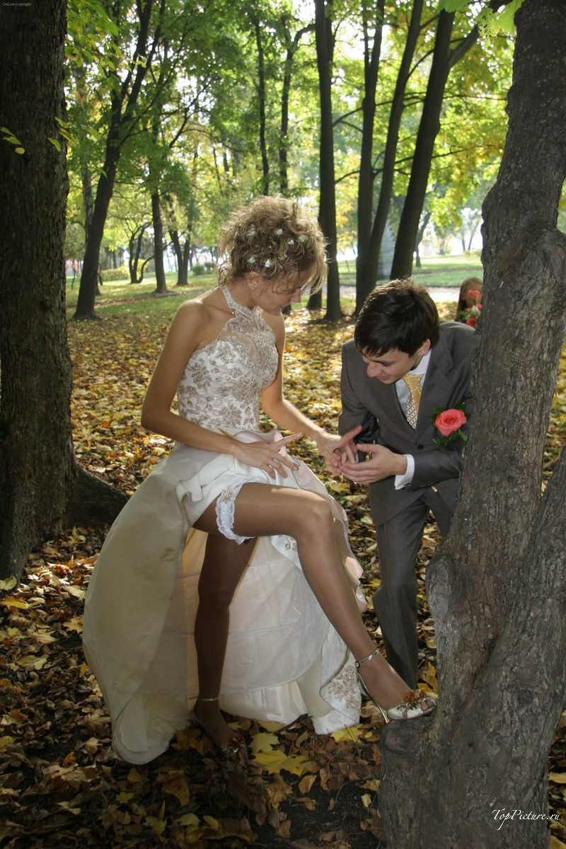 Невесты показывают что у них под юбкой свадебного платья 11 фотография