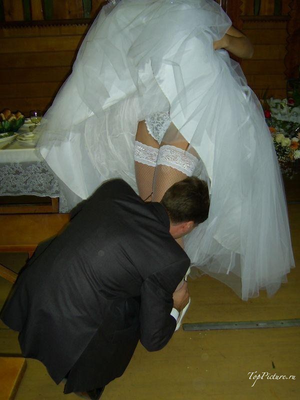 Невесты показывают что у них под юбкой свадебного платья 12 фотография