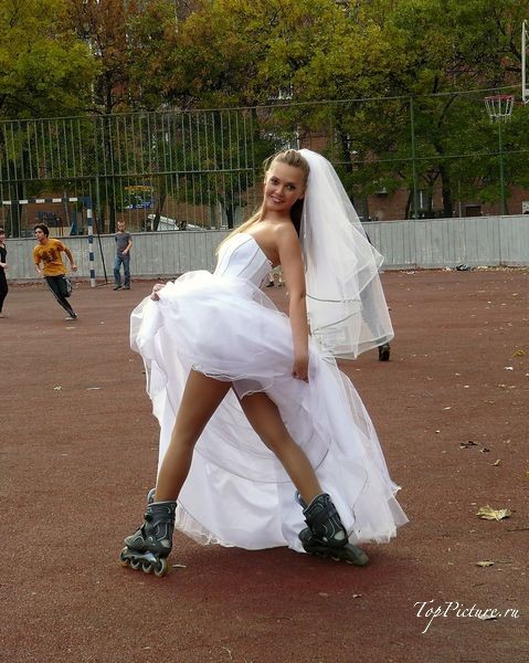 Невесты показывают что у них под юбкой свадебного платья 14 фотография