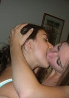 Молодые девушки охотно целуются друг с дружкой 4 фотография