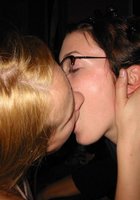 Молодые девушки охотно целуются друг с дружкой 8 фотография
