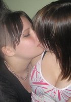 Молодые девушки охотно целуются друг с дружкой 11 фото