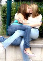 Молодые девушки охотно целуются друг с дружкой 12 фотография