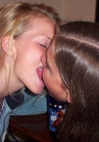 Молодые девушки охотно целуются друг с дружкой 15 фотография