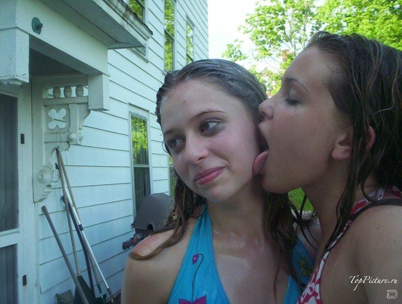 Молодые девушки охотно целуются друг с дружкой 7 фотография