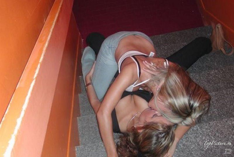 Молодые девушки охотно целуются друг с дружкой 10 фотография