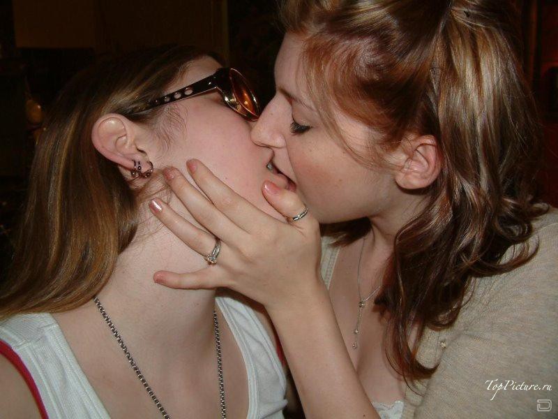 Молодые девушки охотно целуются друг с дружкой 14 фотография