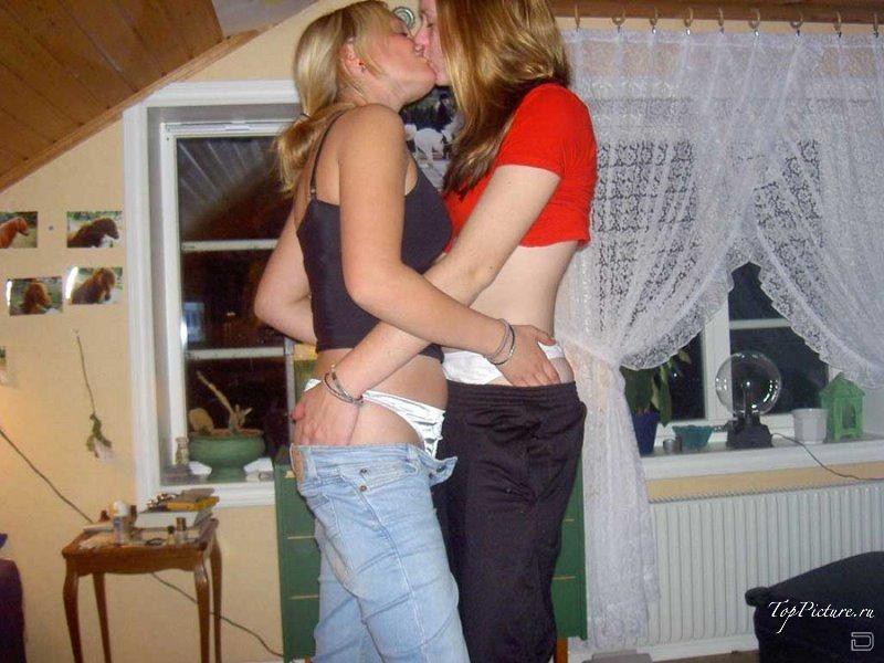Молодые девушки охотно целуются друг с дружкой 17 фотография