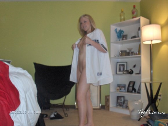 У себя дома блонда позирует в нижнем белье 4 фотография