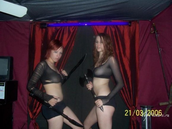 Сексуальные лесбиянки на кровати балуются с холодным оружием 10 фотография