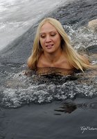 Сисястая сучка купается в проруби 10 фотография