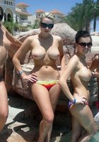 Пошлые подружки светят голыми сиськами на отдыхе 14 фото