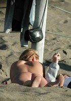 Марамойки отдыхают на пляже топлес 11 фото