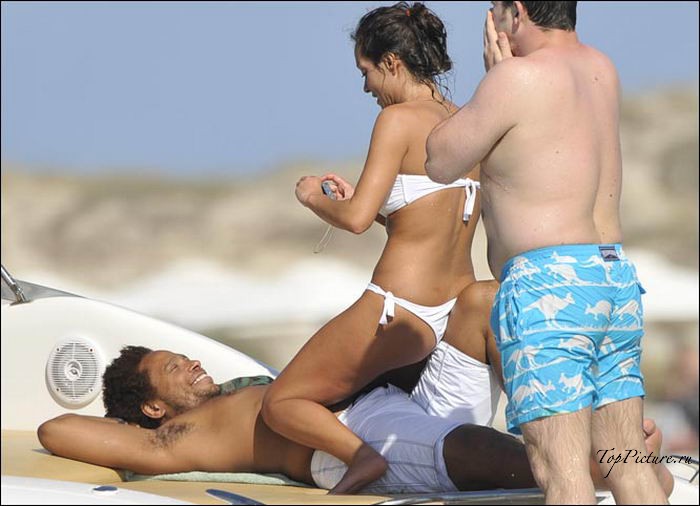 Марамойки отдыхают на пляже топлес 4 фотография