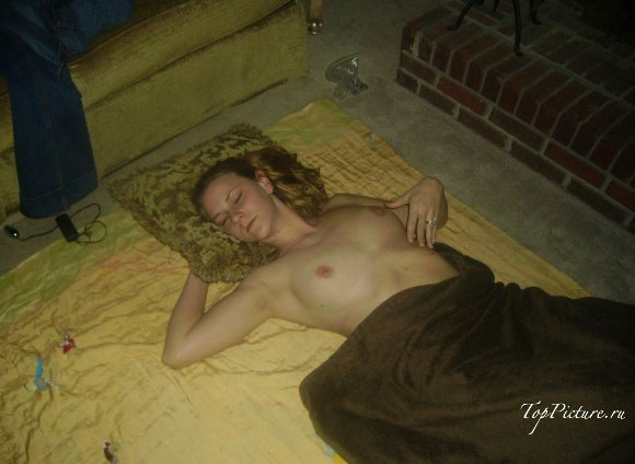 Барышня показывает голые сиськи в спальне 12 фотография