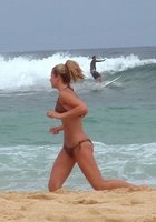 Девушки в купальниках бегают по пляжу 1 фото