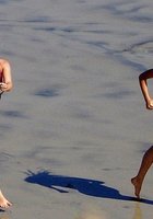 Девушки в купальниках бегают по пляжу 15 фото