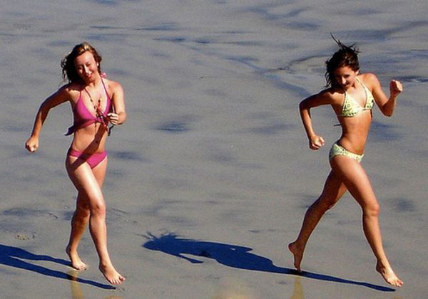 Девушки в купальниках бегают по пляжу 15 фотография