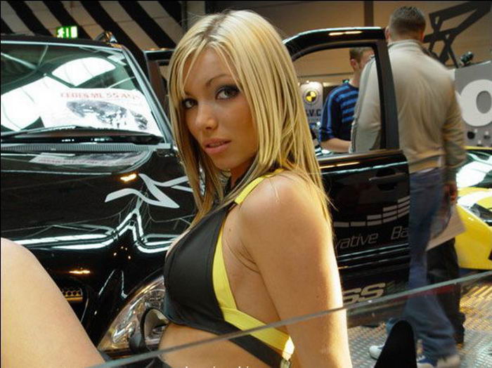 Клевые модели присутствуют на автомобильной выставке 6 фотография