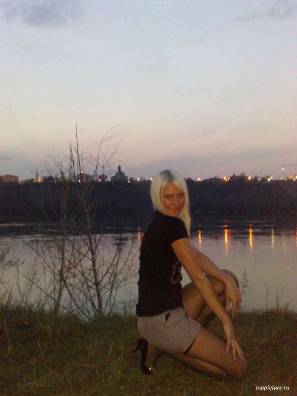 Игривая блондинка позирует возле реки 3 фотография
