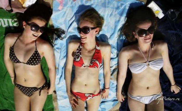 Симпатичные девчонки в купальниках проводят время возле моря 12 фотография