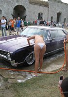 Девушки в трусиках моют машину на улице 5 фото