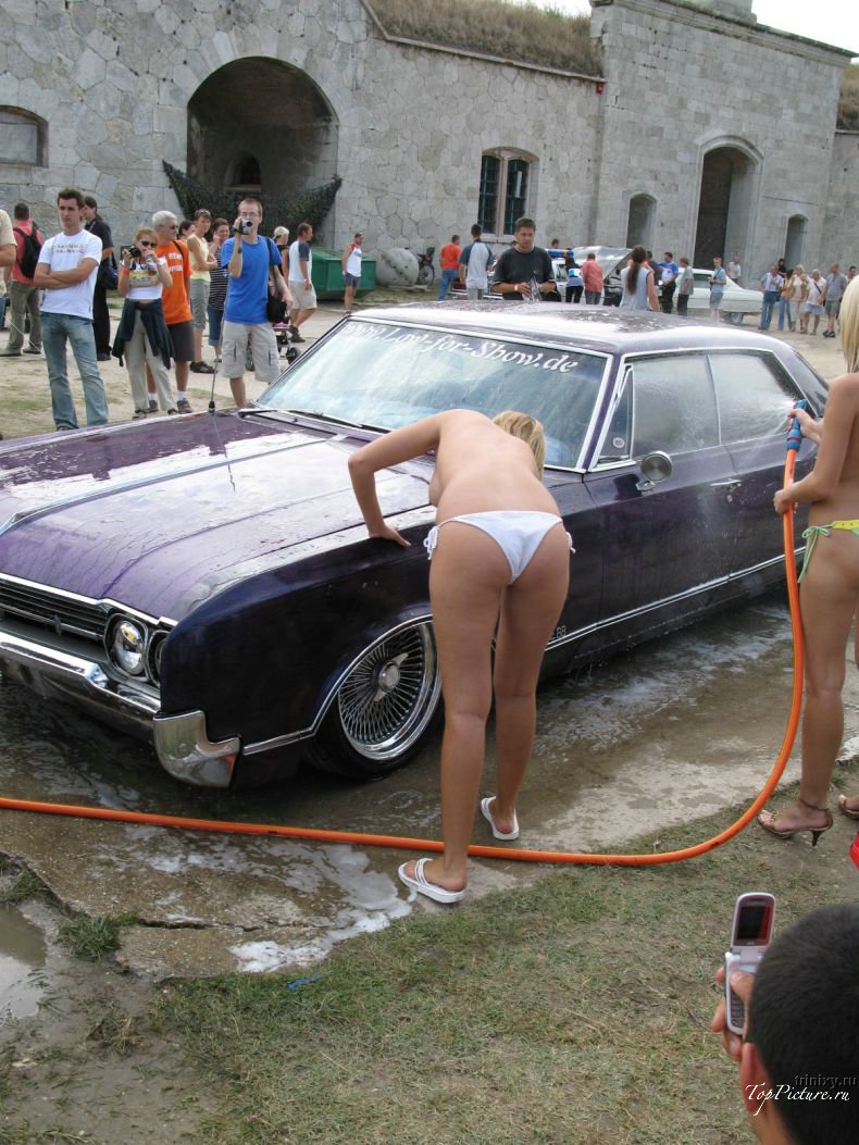 Девушки в трусиках моют машину на улице 5 фотография