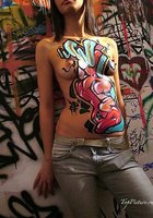 Девчонки показывают граффити нарисованное на их обнаженном теле 20 фото