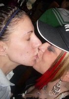 Пьяные лесбиянки целуются в засос при встрече 1 фото