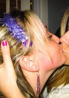 Пьяные лесбиянки целуются в засос при встрече 4 фото