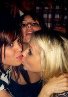 Пьяные лесбиянки целуются в засос при встрече 7 фото