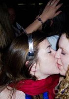 Пьяные лесбиянки целуются в засос при встрече 9 фото
