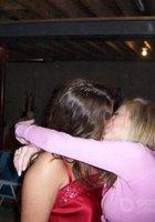 Пьяные лесбиянки целуются в засос при встрече 14 фото