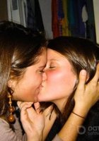 Пьяные лесбиянки целуются в засос при встрече 15 фото