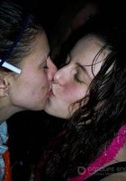 Пьяные лесбиянки целуются в засос при встрече 16 фото